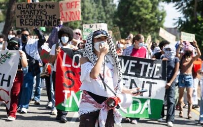À l'occasion de l'anniversaire de l'attaque du 7 octobre 2023, des manifestants anti-Israël et pro-Palestiniens défilent en faveur du mouvement de boycott, de désinvestissement et de sanctions contre Israël, sur le campus de l'Université de Californie du Sud à Los Angeles, le 7 octobre 2024 à Los Angeles. (Crédit : Sarah Reingewirtz, Los Angeles Daily News/SCNG, via JTA)