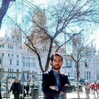 Le physicien théoricien Yehuda Ashkelon a établi un nouveau record en Israël et dans le monde hispanophone en mémorisant 25 333 décimales du nombre π (pi) en espagnol. (Autorisation)