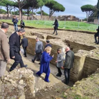 Sur le site d'Ostia Antica, près de Rome, en Italie, les archéologues ont dévoilé ce qu'ils pensent être le plus ancien mikvé jamais découvert en dehors de la terre d'Israël, en mars 2025. (Crédit : Parco archeologico di Ostia antica)