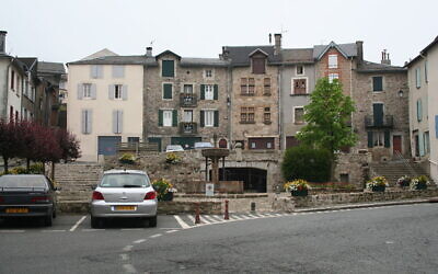 Place du Griffoul, avec la fontaine des Pisseurs et les anciens lavoirs, à Lacaune, dans le Tarn, le 27 juin 2008. (Crédit : Fagairolles 34 / CC BY-SA 4.0)