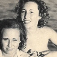De gauche à droite : Huguette et Marion Müller dans la station balnéaire française de Théoule-sur-Mer en 1943. (Avec l'aimable autorisation de Tim Judah)