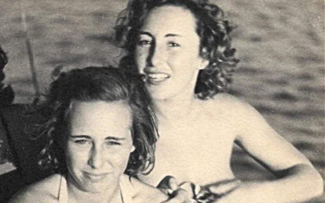 De gauche à droite : Huguette et Marion Müller dans la station balnéaire française de Théoule-sur-Mer en 1943. (Avec l'aimable autorisation de Tim Judah)
