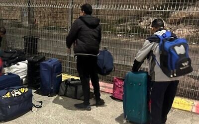 Des travailleurs étrangers venant d'Inde attendent à un checkpoint après avoir été transférés du village d'Al-Zaayem par les services israéliens lors d'une opération de sauvetage israélienne, le 6 mars 2025. (Autorisation de l'Autorité de la population)