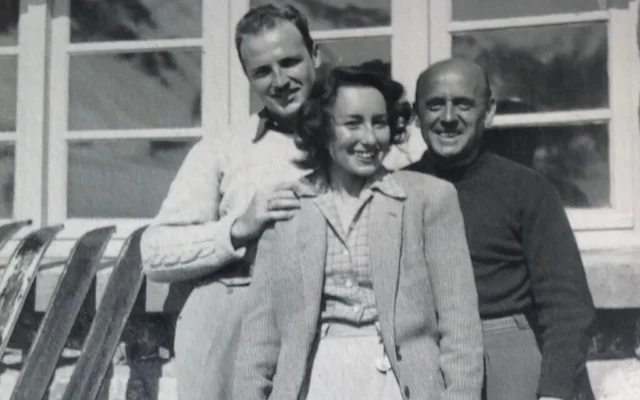 Marion Müller (au centre) avec deux hommes anonymes à Val d'Isère, aux environs de 1942-44. (Avec l'aimable autorisation de Rosie Whitehouse)
