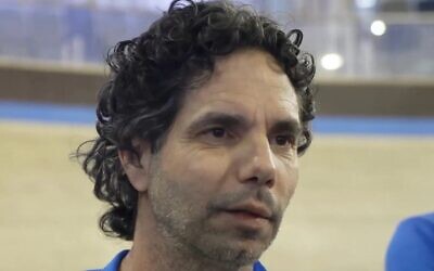 L'otage libéré Ofer Calderon lors d'un entretien avec la chaîne publique Kan, une interview diffusée le 6 mars 2025. (Capture d'écran : Kan ;used in accordance with Clause 27a of the Copyright Law )