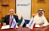 Shlomi Fogel, propriétaire de la société de transport maritime israélienne DoverTower, à gauche, et Sultan Ahmed bin Sulayem, à droite, président-directeur général de DP World à Dubaï, signent un protocole d'accord sur l'appel d'offres pour la privatisation du port de Haïfa, le 16 septembre 2020. (Autorisation : Robbins Steinmetz PR)