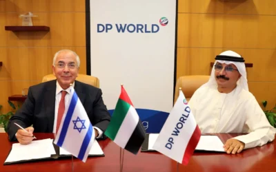 Shlomi Fogel, propriétaire de la société de transport maritime israélienne DoverTower, à gauche, et Sultan Ahmed bin Sulayem, à droite, président-directeur général de DP World à Dubaï, signent un protocole d'accord sur l'appel d'offres pour la privatisation du port de Haïfa, le 16 septembre 2020. (Autorisation : Robbins Steinmetz PR)