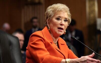 Le choix du président Donald Trump pour le poste de secrétaire à l'Éducation, Linda McMahon, témoigne lors de son audition de confirmation par la commission sénatoriale de la Santé, de l'Éducation, du Travail et des Retraites à Washington, le 13 février 2025. (Win McNamee/Getty Images)