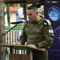 Le brigadier général Effie Defrin, chef sortant de l'unité de coopération internationale de l'armée israélienne, lors d'une cérémonie de passation de pouvoir le 1er août 2024. (Crédit : Armée israélienne)