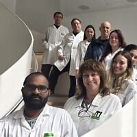 Le professeur Dan Peer et l'équipe de recherche du laboratoire de nanomédecine de précision de l'Université de Tel Aviv. (Crédit : Université de Tel Aviv)