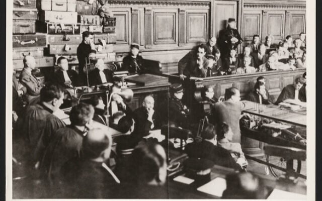 Lors de son procès, docteur Petiot devant l’amoncellement des bagages ayant appartenu à ses victimes.
(Crédit : Fonds et collections du Musée et des Archives de la Préfecture)