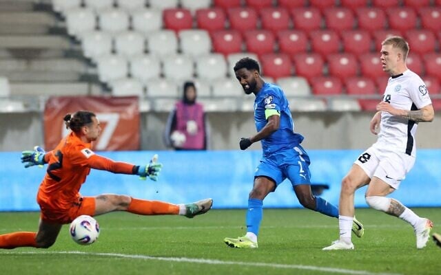 Eli Dasa (au centre) marque le but de la victoire d'Israël contre l'Estonie lors du match du Groupe I des qualifications européennes pour la Coupe du monde au Nagyerdei Stadion, Debrecen, en Hongrie, le 22 mars 2025. (REUTERS/Bernadett Szabo) Eli Dasa (au centre) marque le but de la victoire d'Israël contre l'Estonie lors du match du Groupe I des qualifications européennes pour la Coupe du monde au Nagyerdei Stadion, Debrecen, en Hongrie, le 22 mars 2025. (REUTERS/Bernadett Szabo)