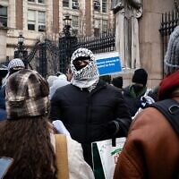 Des militants anti-Israël manifestant devant l'Université Columbia, à New York, le 21 janvier 2025. (Crédit : Luke Tress/Times of Israel)
