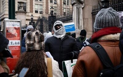 Des militants anti-Israël manifestant devant l'Université Columbia, à New York, le 21 janvier 2025. (Crédit : Luke Tress/Times of Israel)