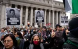 Des manifestants rassemblés pour soutenir Mahmoud Khalil, le militant anti-Israël de l'université Columbia, devant le tribunal où il doit comparaître, à New York, le 12 mars 2025. (Crédit : Luke Tress/Times of Israel)