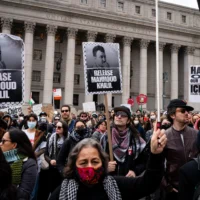 Des manifestants rassemblés pour soutenir Mahmoud Khalil, le militant anti-Israël de l'université Columbia, devant le tribunal où il doit comparaître, à New York, le 12 mars 2025. (Crédit : Luke Tress/Times of Israel)