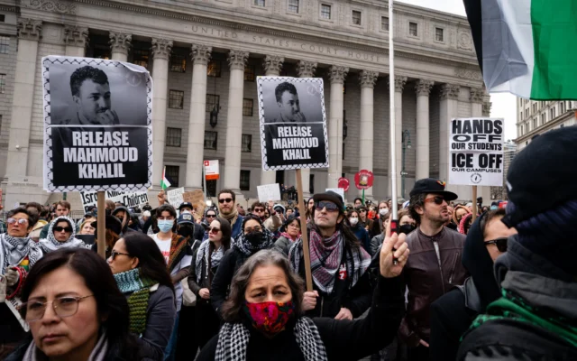 Des manifestants rassemblés pour soutenir Mahmoud Khalil, le militant anti-Israël de l'université Columbia, devant le tribunal où il doit comparaître, à New York, le 12 mars 2025. (Crédit : Luke Tress/Times of Israel)