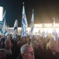 Des manifestants anti-gouvernementaux se rassemblent sur la place Habima à Tel Aviv, le 22 mars 2025. (Crédit : Noam Lehmann/The Times of Israel)