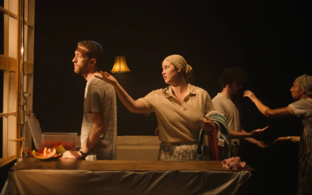 Une photo tirée de la version cinématographique, du réalisateur Omri Dayan, du drame de 2009 de Caryl Churchill  « Seven Jewish Children: A Play for Gaza [NDLT :  Sept enfants juifs : une pièce pour Gaza] ». (Crédit : Chantal Richardson)