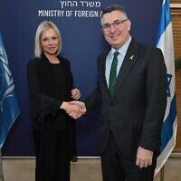 Le ministre des Affaires étrangères Gideon Saar rencontre l'envoyée de l'ONU au Liban, Jeanine Hennis-Plasschaert, à Jérusalem, le 10 mars 2025. (Crédit : Mordechai Gordon/ministère des Affaires étrangères)