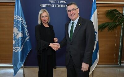 Le ministre des Affaires étrangères Gideon Saar rencontre l'envoyée de l'ONU au Liban, Jeanine Hennis-Plasschaert, à Jérusalem, le 10 mars 2025. (Crédit : Mordechai Gordon/ministère des Affaires étrangères)