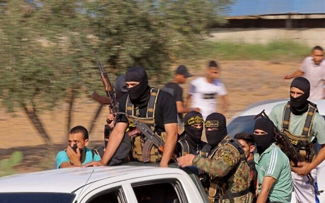 Des terroristes palestiniens se dirigent vers la frontière avec Israël depuis Khan Younès, dans le sud de la bande de Gaza, le 7 octobre 2023. (Said Khatib/AFP) Des terroristes palestiniens se dirigent vers la frontière avec Israël depuis Khan Younès, dans le sud de la bande de Gaza, le 7 octobre 2023. (Said Khatib/AFP)