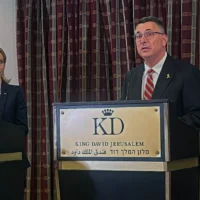 Le ministre des Affaires étrangères Gideon Saar (à droite) avec la haute représentante de l'UE pour la politique étrangère, Kaja Kallas, à Jérusalem, le 24 mars 2025. (Crédit : Lazar Berman/The Times of Israel)
