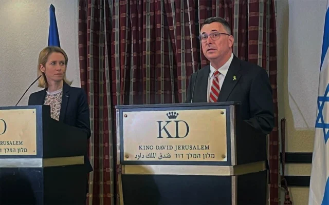 Le ministre des Affaires étrangères Gideon Saar (à droite) avec la haute représentante de l'UE pour la politique étrangère, Kaja Kallas, à Jérusalem, le 24 mars 2025. (Crédit : Lazar Berman/The Times of Israel) Le ministre des Affaires étrangères Gideon Saar (à droite) avec la haute représentante de l'UE pour la politique étrangère, Kaja Kallas, à Jérusalem, le 24 mars 2025. (Crédit : Lazar Berman/The Times of Israel)