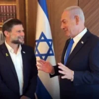 Le Premier ministre Benjamin Netanyahu (à droite) apparaissant dans une vidéo avec le ministre des Finances Bezalel Smotrich après l'adoption du budget de l'État 2025, le 25 mars 2025. (Crédit : Capture d’écran/GPO)