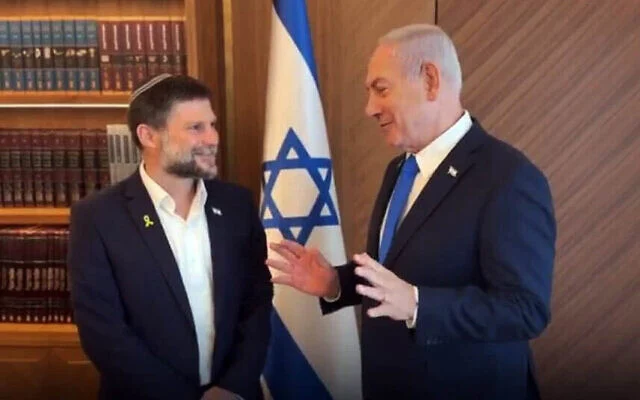 Le premier ministre Benjamin Netanyahu (à droite) dans une vidéo avec le ministre des Finances Bezalel Smotrich après l’adoption du budget 2025, le 25 mars 2025. (Capture d’écran/GPO) Le premier ministre Benjamin Netanyahu (à droite) dans une vidéo avec le ministre des Finances Bezalel Smotrich après l’adoption du budget 2025, le 25 mars 2025. (Capture d’écran/GPO)