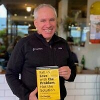 Le co-fondateur de Waze, Uri Levine, présentant la nouvelle édition de son livre « Tomber amoureux du problème, pas de la solution - Un manuel pour les entrepreneurs ». (Crédit : Shoshanna Solomon/Times of Israel)