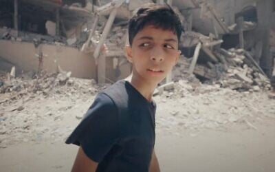 Cette capture d'écran de la bande-annonce de « Gaza : How to Survive A War Zone » montre le narrateur Abdullah Al-Yazouri, dont le père est un ministre du Hamas. (Capture d'écran YouTube, utilisée conformément à l'article 27a de la loi sur les droits d'auteur)