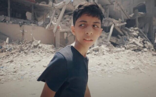 Cette capture d'écran de la bande-annonce de « Gaza : How to Survive A War Zone » montre le narrateur Abdullah Al-Yazouri, dont le père est un ministre du Hamas. (Capture d'écran YouTube, utilisée conformément à l'article 27a de la loi sur les droits d'auteur)