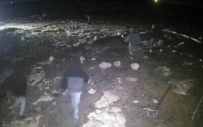 Des résidents d’implantations filmés par une caméra de sécurité en train de jeter des pierres sur des maisons du village palestinien de Susya, dans le sud de la Cisjordanie, le 2 mars 2025. (Crédit : Capture d'écran/X)