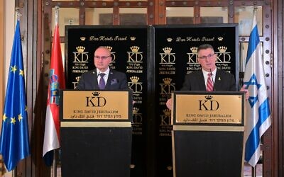 Le ministre des Affaires étrangères Gideon Saar (à droite) lors d'une conférence de presse conjointe avec son homologue croate, le ministre des Affaires étrangères Gordan Grlić Radman, à Jérusalem, le 2 mars 2025. (Crédit : Shlomi Amselam/GPO)