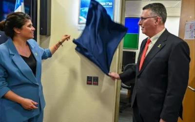 Le ministre des Affaires étrangères Gideon Saar (à droite) et la vice-ministre des Affaires étrangères Sharren Haskel inaugurent une « salle de guerre des médias » au ministère des Affaires étrangères, le 11 mars 2025. (Crédit : Mordechai Gordon/ministère des Affaires étrangères)