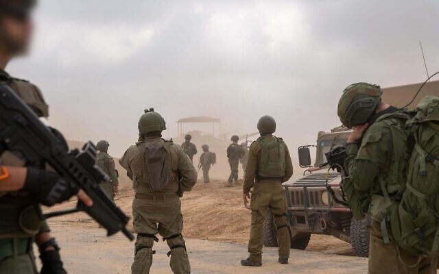 Des soldats de la Division de Gaza opèrent dans le sud de la bande de Gaza, dans une photo diffusée par l'armée le 19 mars 2025. (Crédit : Armée israélienne) Des soldats de la Division de Gaza opèrent dans le sud de la bande de Gaza, dans une photo diffusée par l'armée le 19 mars 2025. (Crédit : Armée israélienne)