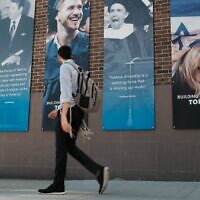 Un passant devant le campus de l'Université Yeshiva de New York, le 30 août 2022. (Spencer Platt/Getty Images)