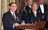 le professeur de médecine et chirurgien Ady Steg (G) prononce un discours après avoir été décoré des insignes de grand officier de la Légion d'honneur par le Président de la République le 26 février 2001 au Palais de l'Elysée à Paris. AFP PHOTO GEORGES GOBET (crédit : Georges GOBET / AFP)