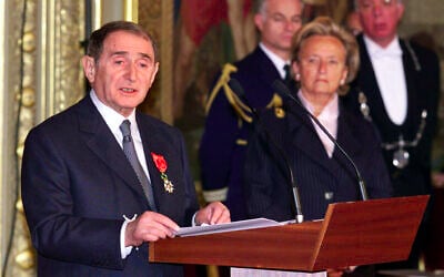 le professeur de médecine et chirurgien Ady Steg (G) prononce un discours après avoir été décoré des insignes de grand officier de la Légion d'honneur par le Président de la République le 26 février 2001 au Palais de l'Elysée à Paris. AFP PHOTO GEORGES GOBET (crédit : Georges GOBET / AFP)