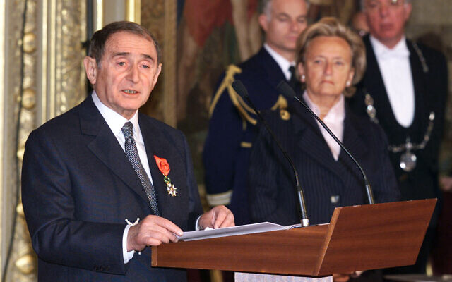 le professeur de médecine et chirurgien Ady Steg (G) prononce un discours après avoir été décoré des insignes de grand officier de la Légion d'honneur par le Président de la République le 26 février 2001 au Palais de l'Elysée à Paris. AFP PHOTO GEORGES GOBET (crédit : Georges GOBET / AFP) le professeur de médecine et chirurgien Ady Steg (G) prononce un discours après avoir été décoré des insignes de grand officier de la Légion d'honneur par le Président de la République le 26 février 2001 au Palais de l'Elysée à Paris. AFP PHOTO GEORGES GOBET (crédit : Georges GOBET / AFP)