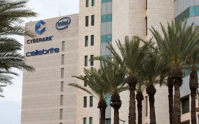 Illustration : Les bureaux de la société israélienne Cellebrite, fournisseur de logiciels de criminalistique mobile, à Petah Tikva, le 24 mars 2016. (Crédit : Jack Guez/AFP)