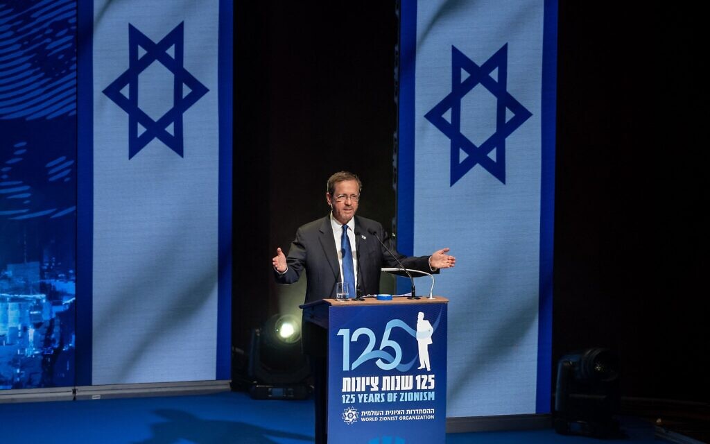 Illustration : Le président israélien Isaac Herzog prononçant le discours d'ouverture du 125e anniversaire du Congrès sioniste où Theodor Herzl avait convoqué le premier congrès qui avait ouvert la voie à la création de l'État d'Israël, au Stadtcasino historique de Bâle, le 29 août 2022. (Crédit : Fabrice Coffrini/AFP) Illustration : Le président israélien Isaac Herzog prononçant le discours d'ouverture du 125e anniversaire du Congrès sioniste où Theodor Herzl avait convoqué le premier congrès qui avait ouvert la voie à la création de l'État d'Israël, au Stadtcasino historique de Bâle, le 29 août 2022. (Crédit : Fabrice Coffrini/AFP)