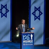 Illustration : Le président israélien Isaac Herzog prononçant le discours d'ouverture du 125e anniversaire du Congrès sioniste où Theodor Herzl avait convoqué le premier congrès qui avait ouvert la voie à la création de l'État d'Israël, au Stadtcasino historique de Bâle, le 29 août 2022. (Crédit : Fabrice Coffrini/AFP)