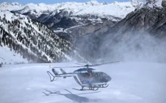 Photo d'illustration : Un hélicoptère du Peloton de Gendarmerie de Haute Montagne (PGHM) atterrit lors d'un entraînement au sauvetage des victimes d'avalanche, près de Briançon, dans les Alpes françaises, le 16 mars 2023. (Crédit : Nicolas TUCAT / AFP)