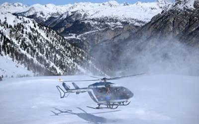 Photo d'illustration : Un hélicoptère du Peloton de Gendarmerie de Haute Montagne (PGHM) atterrit lors d'un entraînement au sauvetage des victimes d'avalanche, près de Briançon, dans les Alpes françaises, le 16 mars 2023. (Crédit : Nicolas TUCAT / AFP)