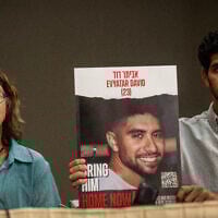 Galya David (à gauche) et Ilay Yosef David (à droite), mère et frère, assis à côté d'un portrait d'Eviatar David, 22 ans, retenu en otage par des militants palestiniens du Hamas lors de l'attaque du 7 octobre, alors qu'ils assistent à une conférence de presse à Athènes le 6 novembre 2023. (Photo de Angelos Tzortzinis / AFP)