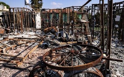 Des objets calcinés éparpillés sur le sol, au lendemain du pogrom du 7 octobre perpétré par le Hamas, dans le moshav Netiv HaAsara, dans le sud d'Israël, près de la frontière avec la bande de Gaza, le 17 novembre 2023. (Crédit : Ronaldo Schemidt/AFP)