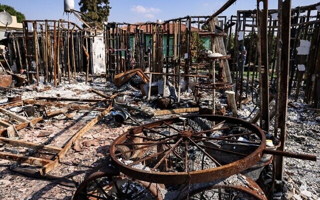 Des objets calcinés éparpillés sur le sol, au lendemain du pogrom du 7 octobre perpétré par le Hamas, dans le moshav Netiv HaAsara, dans le sud d'Israël, près de la frontière avec la bande de Gaza, le 17 novembre 2023. (Crédit : Ronaldo Schemidt/AFP) Des objets calcinés éparpillés sur le sol, au lendemain du pogrom du 7 octobre perpétré par le Hamas, dans le moshav Netiv HaAsara, dans le sud d'Israël, près de la frontière avec la bande de Gaza, le 17 novembre 2023. (Crédit : Ronaldo Schemidt/AFP)