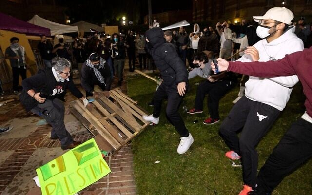 Des contre-manifestants affrontant des manifestants anti-Israël lors d'un campement anti-Israël installé sur le campus de l'Université de Californie à Los Angeles (UCLA), à Los Angeles, le 1er mai 2024. (Crédit : Etienne Laurent/AFP) Des contre-manifestants affrontant des manifestants anti-Israël lors d'un campement anti-Israël installé sur le campus de l'Université de Californie à Los Angeles (UCLA), à Los Angeles, le 1er mai 2024. (Crédit : Etienne Laurent/AFP)